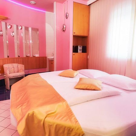 Hotel Eroplan Roznov pod Radhostem Luaran gambar