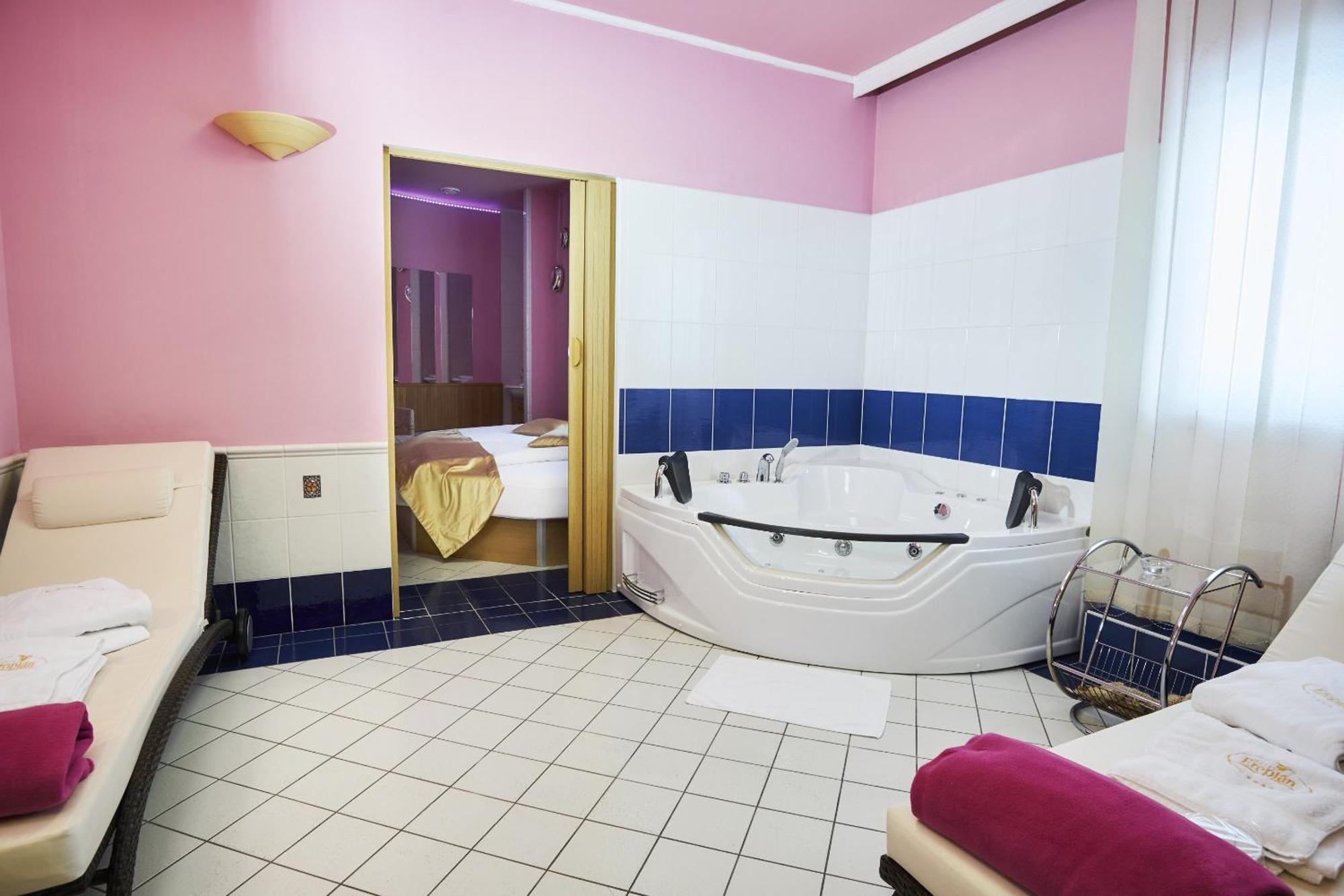 Hotel Eroplan Roznov pod Radhostem Luaran gambar