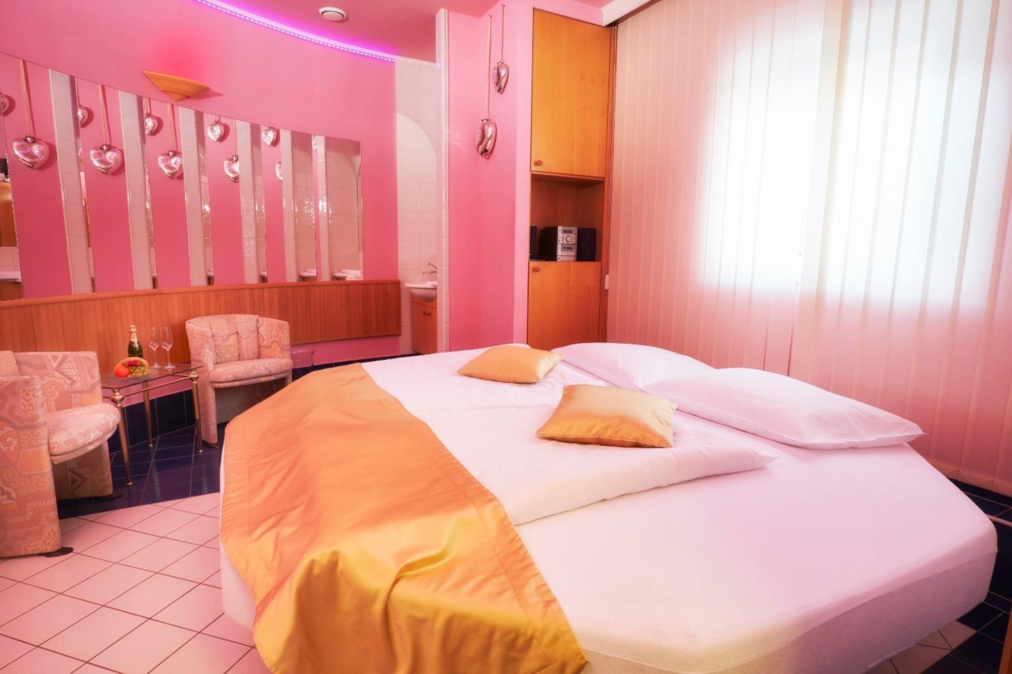 Hotel Eroplan Roznov pod Radhostem Luaran gambar