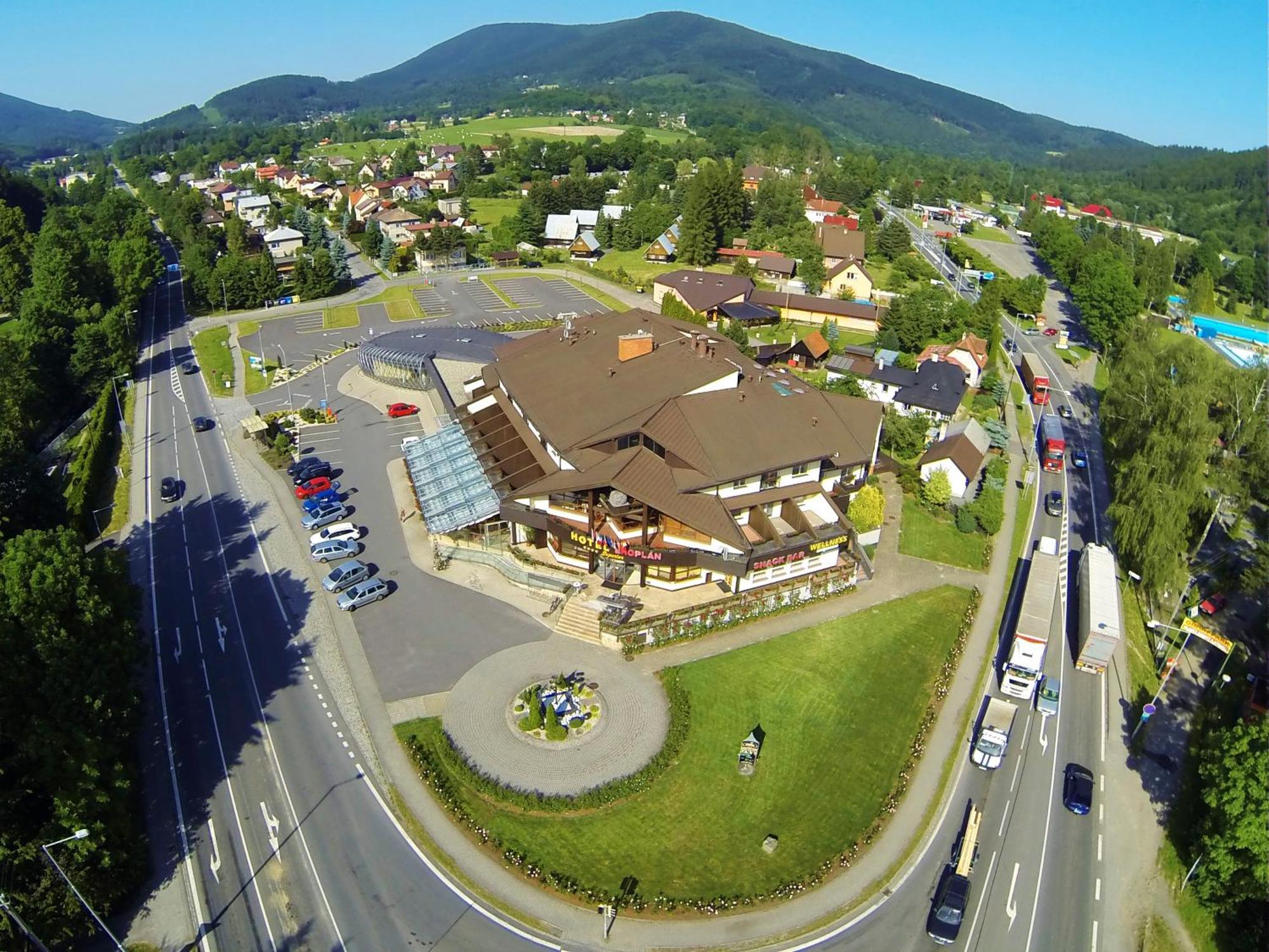 Hotel Eroplan Roznov pod Radhostem Luaran gambar