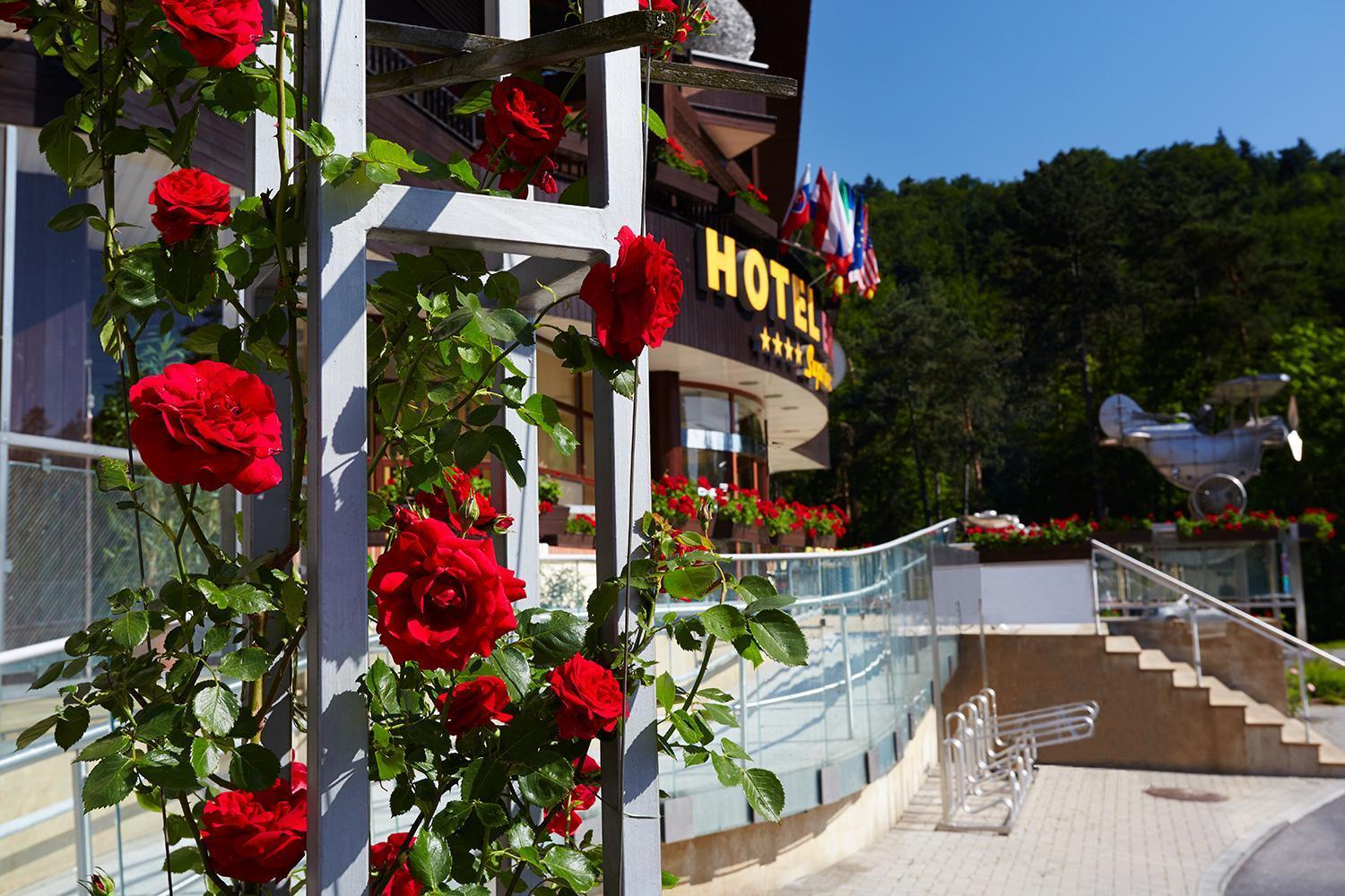Hotel Eroplan Roznov pod Radhostem Luaran gambar